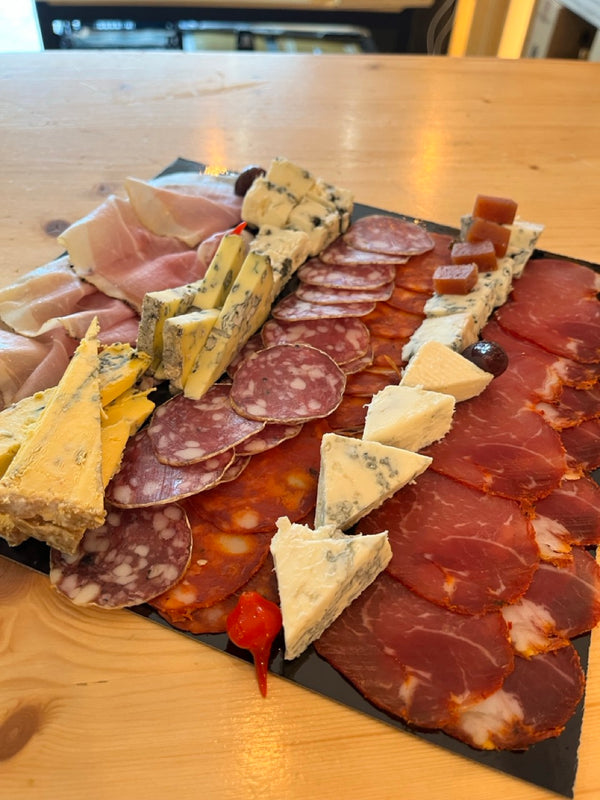 Plateau 100% Bleu — Chorizo, Saucisson, Lomo ibérique, Jambon aux poivres, Gorgonzola, Roquefort, Shropshire, Bleu espagnol, Bleu des Vosges — Cave Jus de la Vigne, Alsace